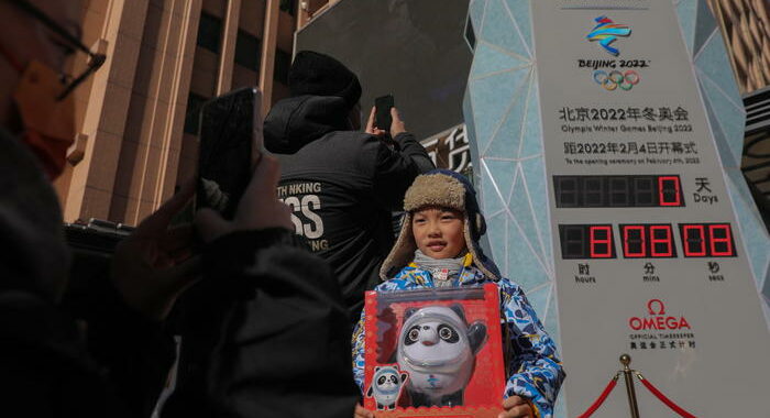 Pechino, va a ruba panda Bing Dwen Dwen, mascotte dei Giochi