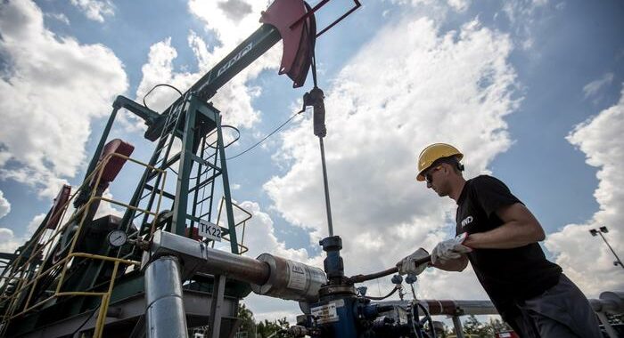 Petrolio: chiude a Ny a massimi 7 anni con tensioni Ucraina