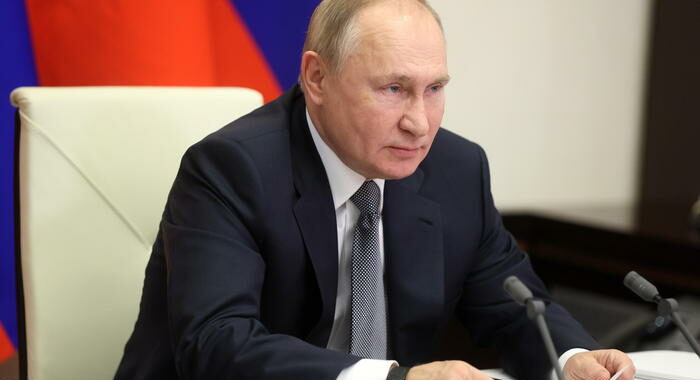 Putin da situation room assiste a manovre militari strategiche