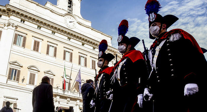 Quirinale: tutta aula applaude dopo che Mattarella giura