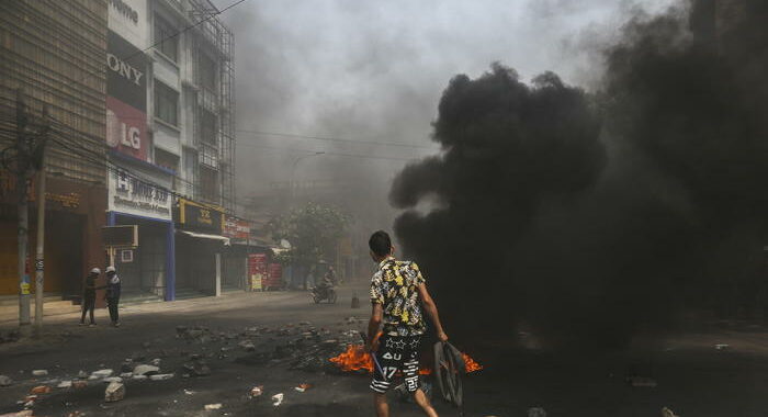 Regime birmano brucia centinaia di case di oppositori