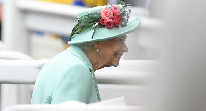 Regina Elisabetta ricompare in pubblico dopo mesi