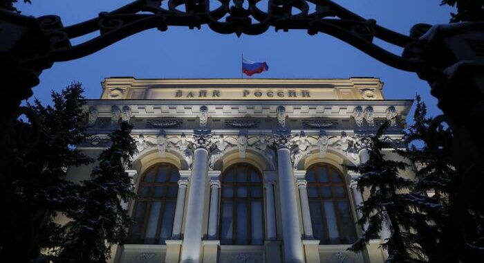 Russia, rialzo tassi per difendere risparmi e depositi