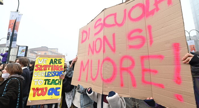 Scuola: Milano,fumogeni in piazza Affari