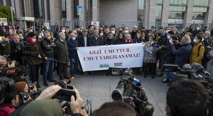 Turchia, l’attivista Kavala resta in carcere