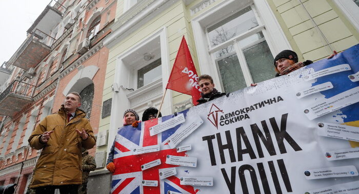 Ucraina: Gb, la nostra ambasciata a Kiev resta operativa
