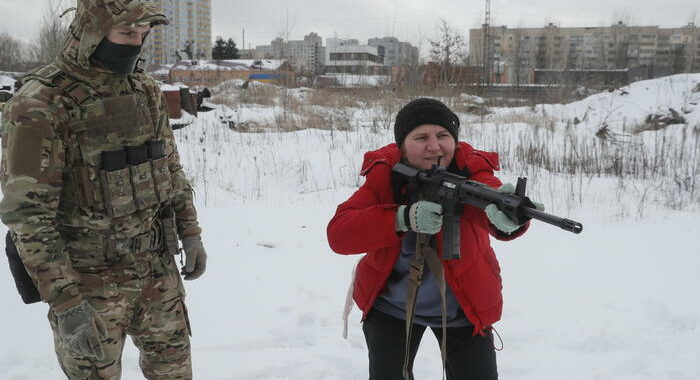 Ucraina: governo di Kiev ai cittadini, mantenere la calma