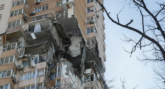 Un edificio residenziale colpito da un missile a Kiev