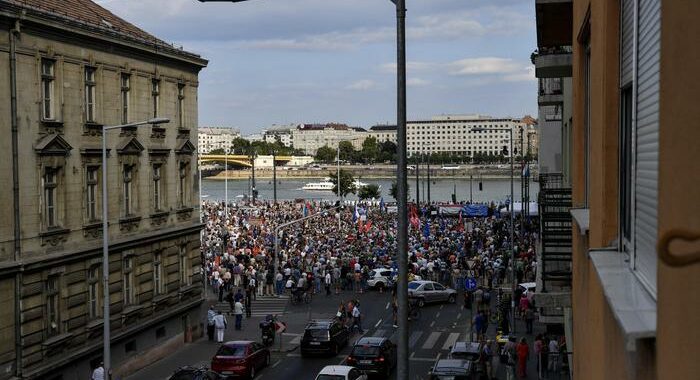 Ungheria: estrema destra in piazza in memoria alleato Hitler