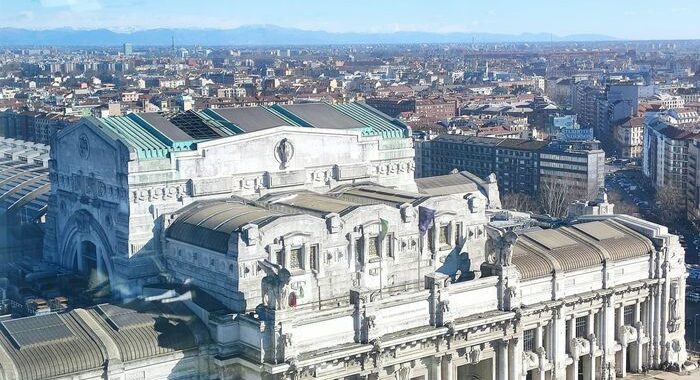 Vento a Milano, si stacca parte tetto Stazione Centrale