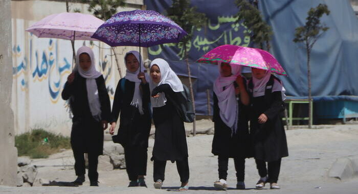 Afghanistan: talebani richiudono scuole secondarie femminili