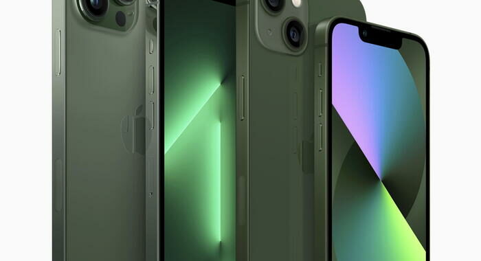 Apple, ricavi extra per rimozione cuffie e caricatori iPhone