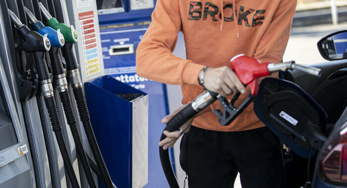 Benzina: ok a proposta di Giorgetti per buoni ai dipendenti