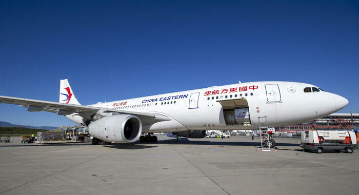 Borsa: China Eastern crolla a Shanghai, a -7,56%