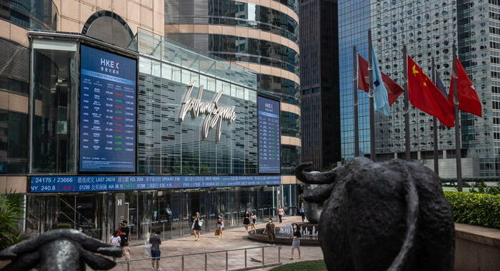 Borsa: Hong Kong pesante con crisi Ucraina, apre a -2,62%