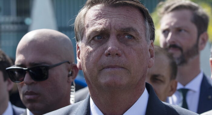 Brasile, Bolsonaro ricoverato per un malore