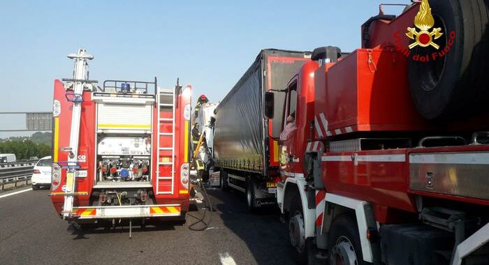 Camionista muore travolto da un tir nel Bresciano