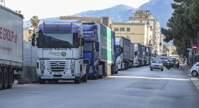 Caro carburante: Unatras,il 19 protesta tir in tutta Italia