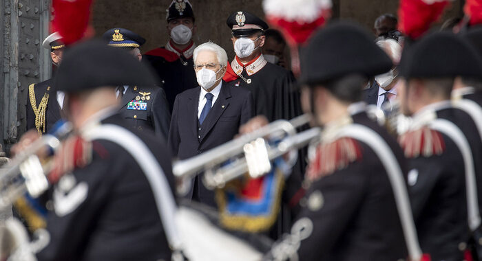 Covid: Mattarella, ci inchiniamo alla memoria delle vittime