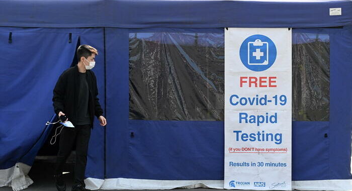 Covid: tornano in calo i contagi in Gb, stop ai test gratuiti