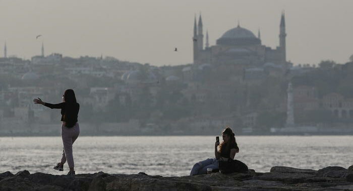 Covid: Turchia rimuove obbligo mascherine all’aperto