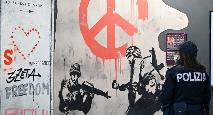 Fioccano le offerte per opera di Banksy all’asta per Ucraina