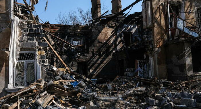 Gb, dai russi uso indiscriminato di bombardamenti in Ucraina