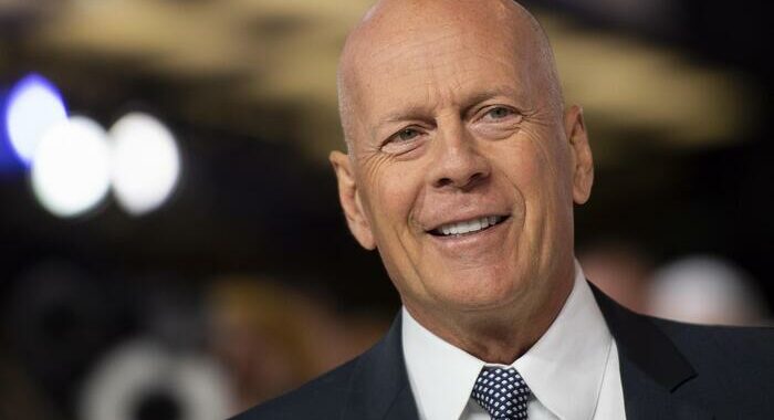 Il dramma di Bruce Willis “Ho l’afasia, non posso più recitare”