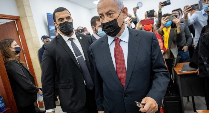 Israele: ripreso processo a Netanyahu, ex premier in aula