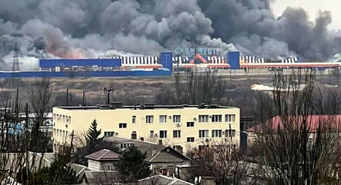 Kiev, raid russo distrugge ospedale pediatrico a Mariupol