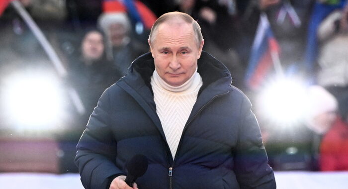 Look made in Italy per Putin, parka Loro Piana da 12 mila euro