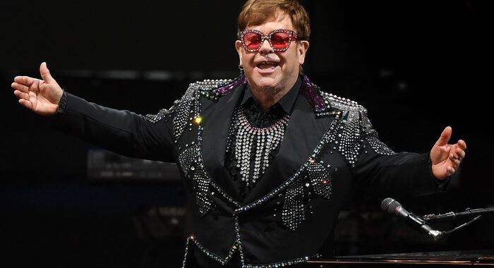 Musica: Elton John, 75 anni e non dimostrarli