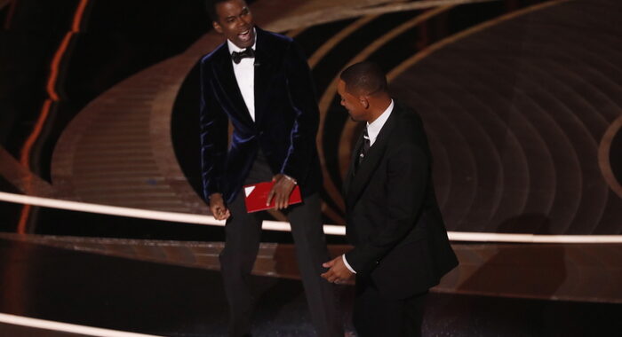 Oscar: Will Smith da’ un pugno in diretta a Chris Rock