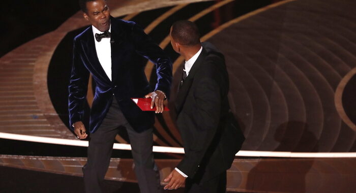 Oscar: Will Smith si scusa con Chris Rock per lo schiaffo