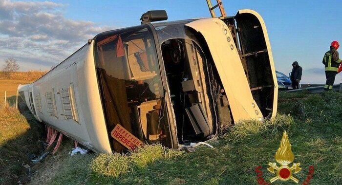 Si ribalta un bus con ucraini su A14, morta una persona