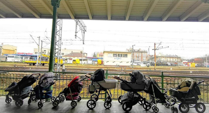 Solidarietà tra mamme,passeggini in stazione per ucraine in fuga