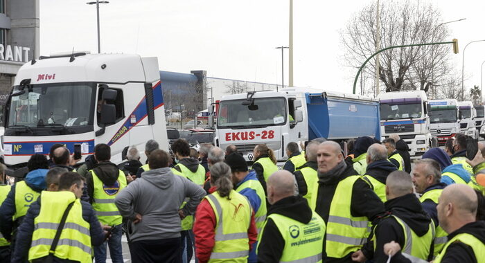 Spagna:manifestanti bloccano ingressi al porto di Barcellona