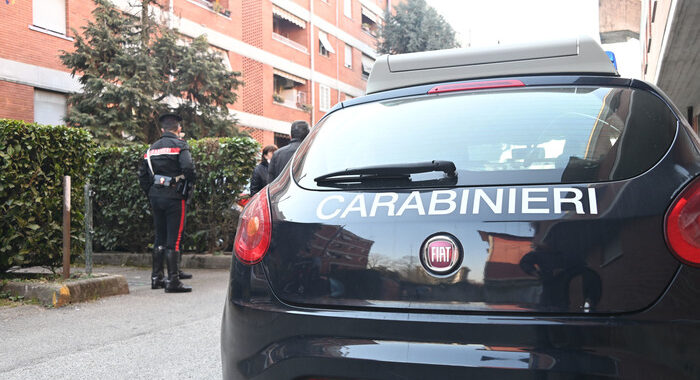 Uccide i 2 figli e si toglie la vita nel Varesotto