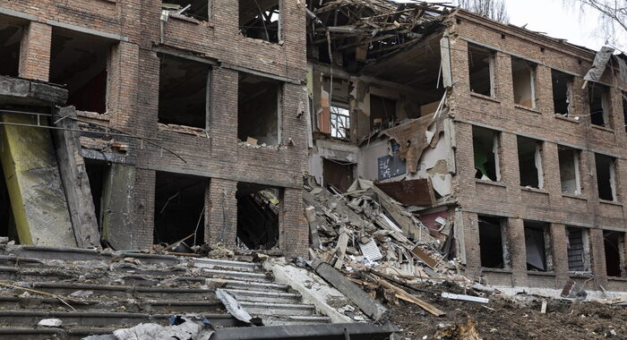 Ucraina: bombardato un panificio vicino Kiev, 13 morti