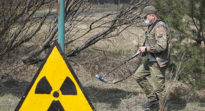 Ucraina: i russi bombardano la centrale nucleare, è in fiamme