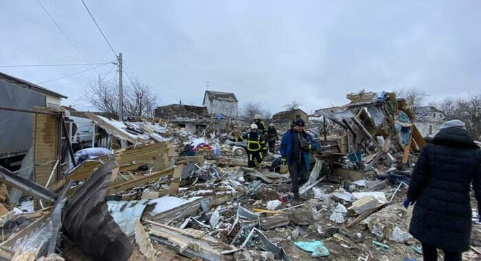 Ucraina: media, russi colpiscono la torre della tv di Kiev