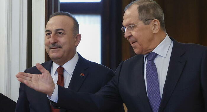 Ucraina, ministro turco Cavusoglu a colloquio con Lavrov