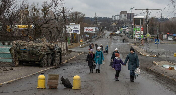 Ucraina: ‘russi bloccano evacuazione civili a Bucha’