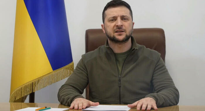 Ucraina: standing ovation Parlamento per Zelensky