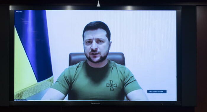 Ucraina: Zelensky alla Knesset anche su schermo in piazza