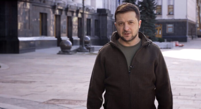 Zelensky si mostra in strada a Kiev, ‘qui fino alla fine’