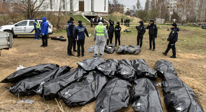 A Bucha trovati più di 420 cadaveri di civili