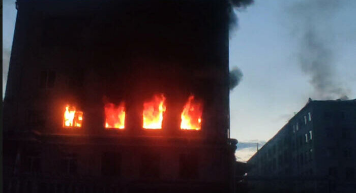 Almeno 10 feriti nel raid su un palazzo a Kiev