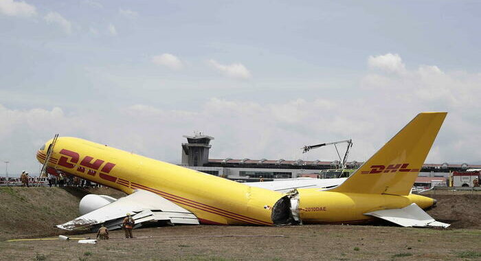 Costa Rica, aereo si spezza durante atterraggio di emergenza