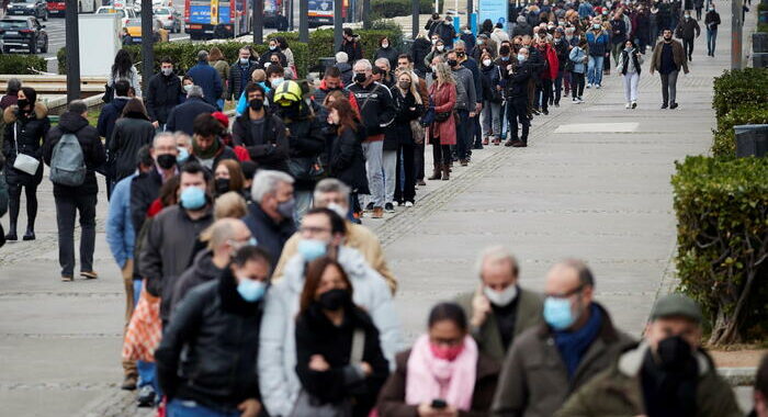 Covid, stop alle mascherine al chiuso dopo Pasqua in Spagna